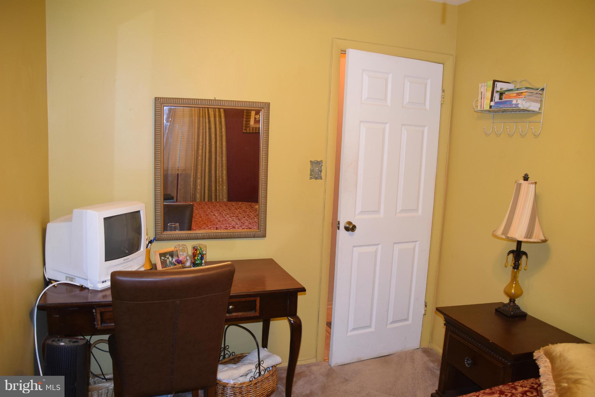 4012 Winlee Road Randallstown, MD 21133 - Photo 7 of 22 a view of a workspace with furniture