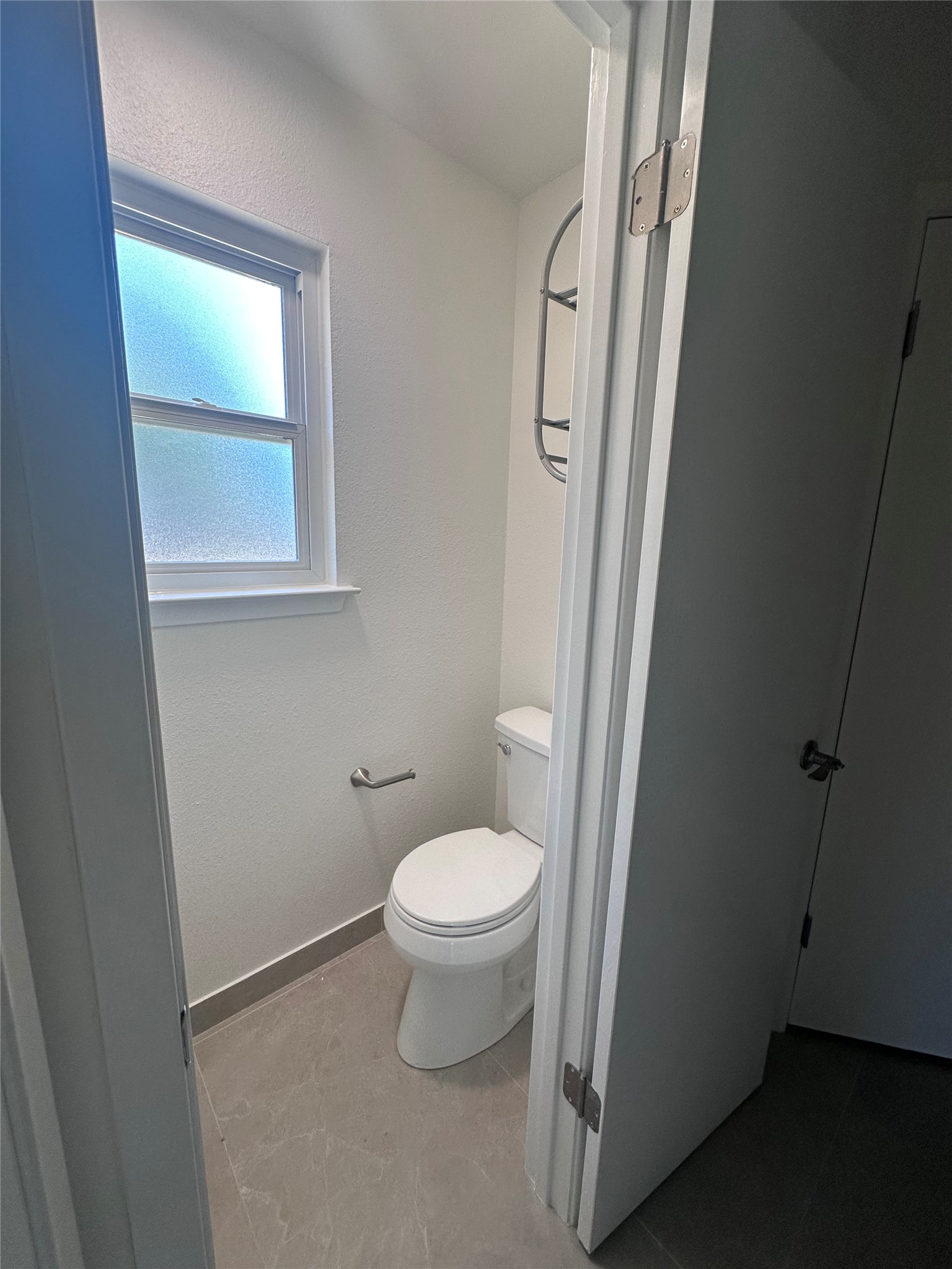 12610 Andromeda Cove Austin, TX 78727 - Photo 15 of 29 A frosted glass window floods this private water closet with soft natural light.