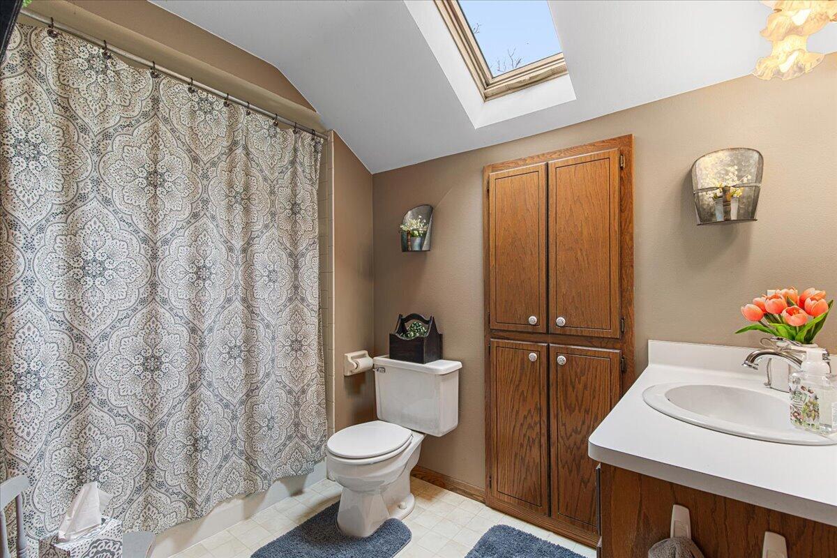 809 Amy Belle Lake Road Richfield, WI 53033 - Photo 15 of 37 Upstairs Bath