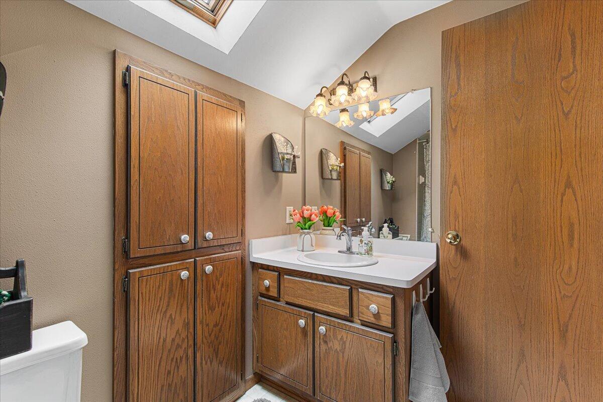 809 Amy Belle Lake Road Richfield, WI 53033 - Photo 16 of 37 Upstairs bath with tub