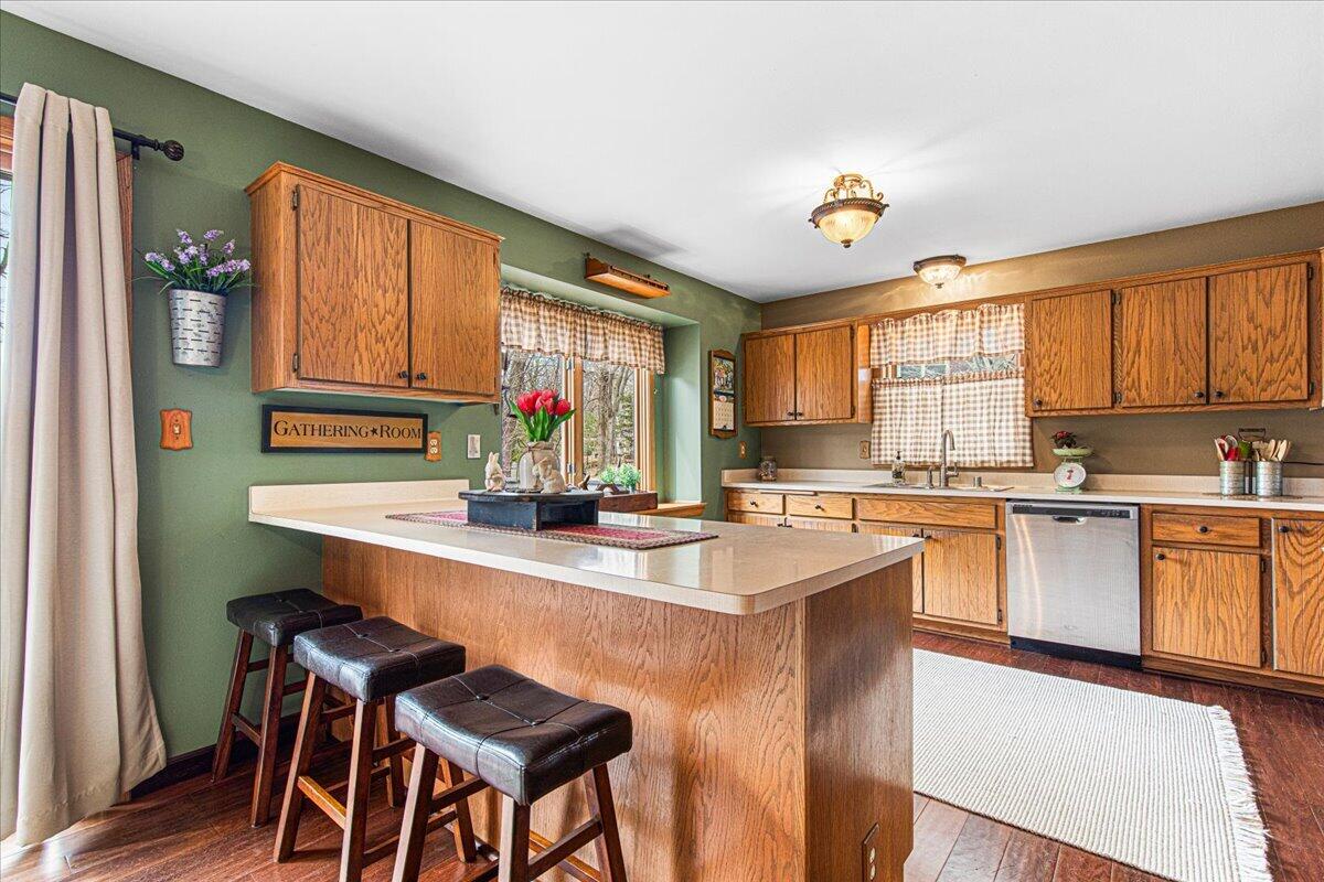 809 Amy Belle Lake Road Richfield, WI 53033 - Photo 4 of 37 Bright Kitchen