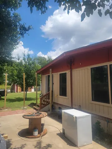 a view of a house with backyard and porch