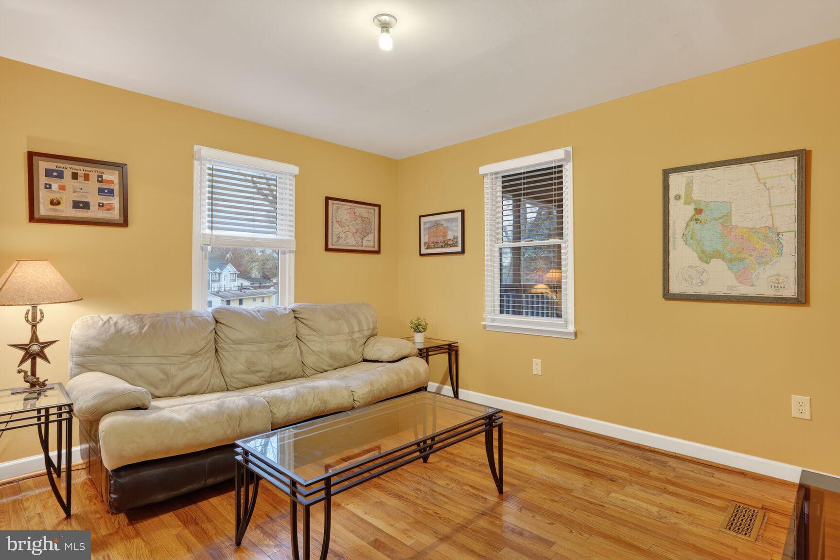 4406 Roundhill Road Alexandria, VA 22310 - Photo 19 of 48 a living room with furniture and a window