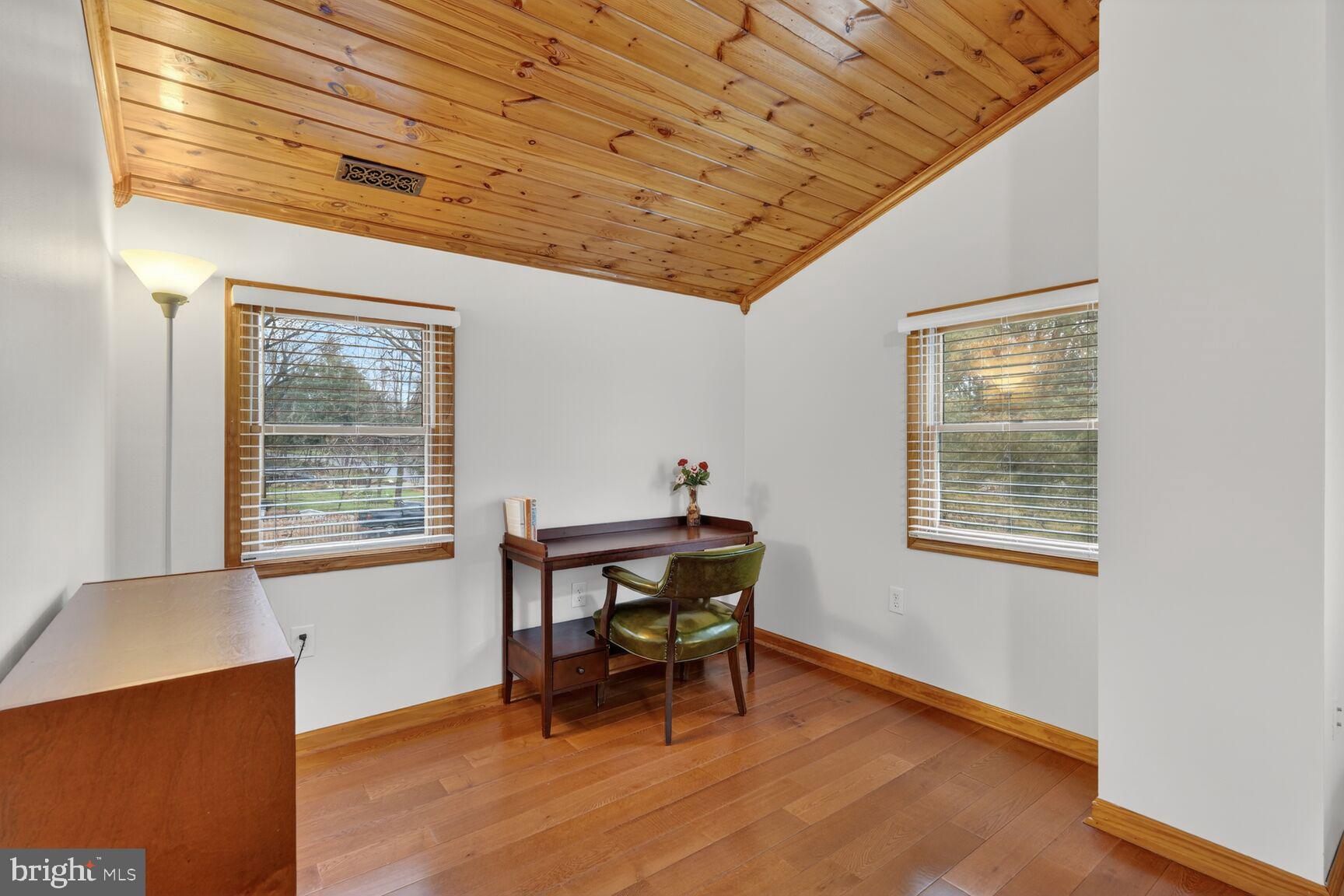 4406 Roundhill Road Alexandria, VA 22310 - Photo 29 of 48 a workspace room with furniture and wooden floor