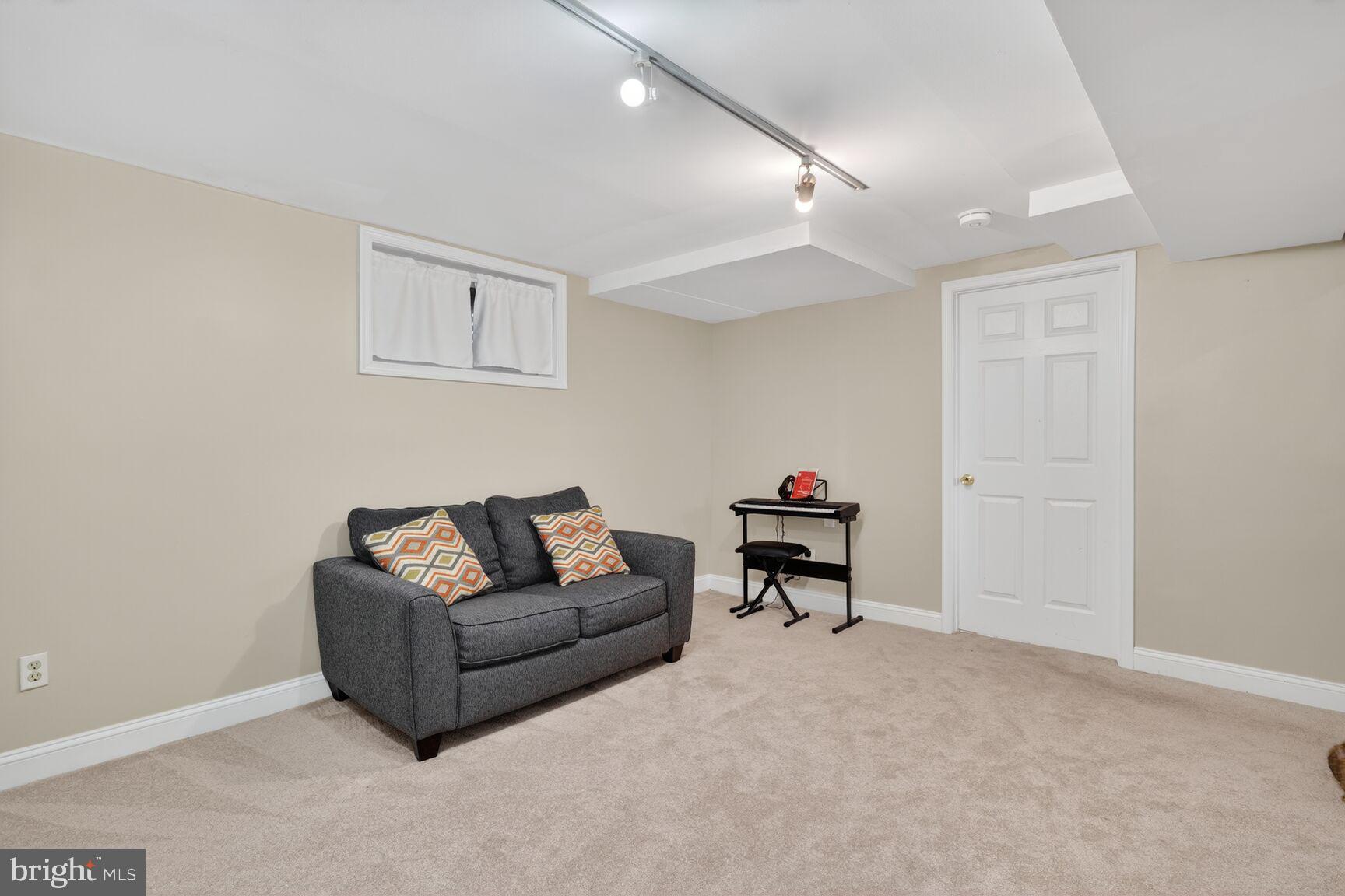 4406 Roundhill Road Alexandria, VA 22310 - Photo 36 of 48 a living room with furniture