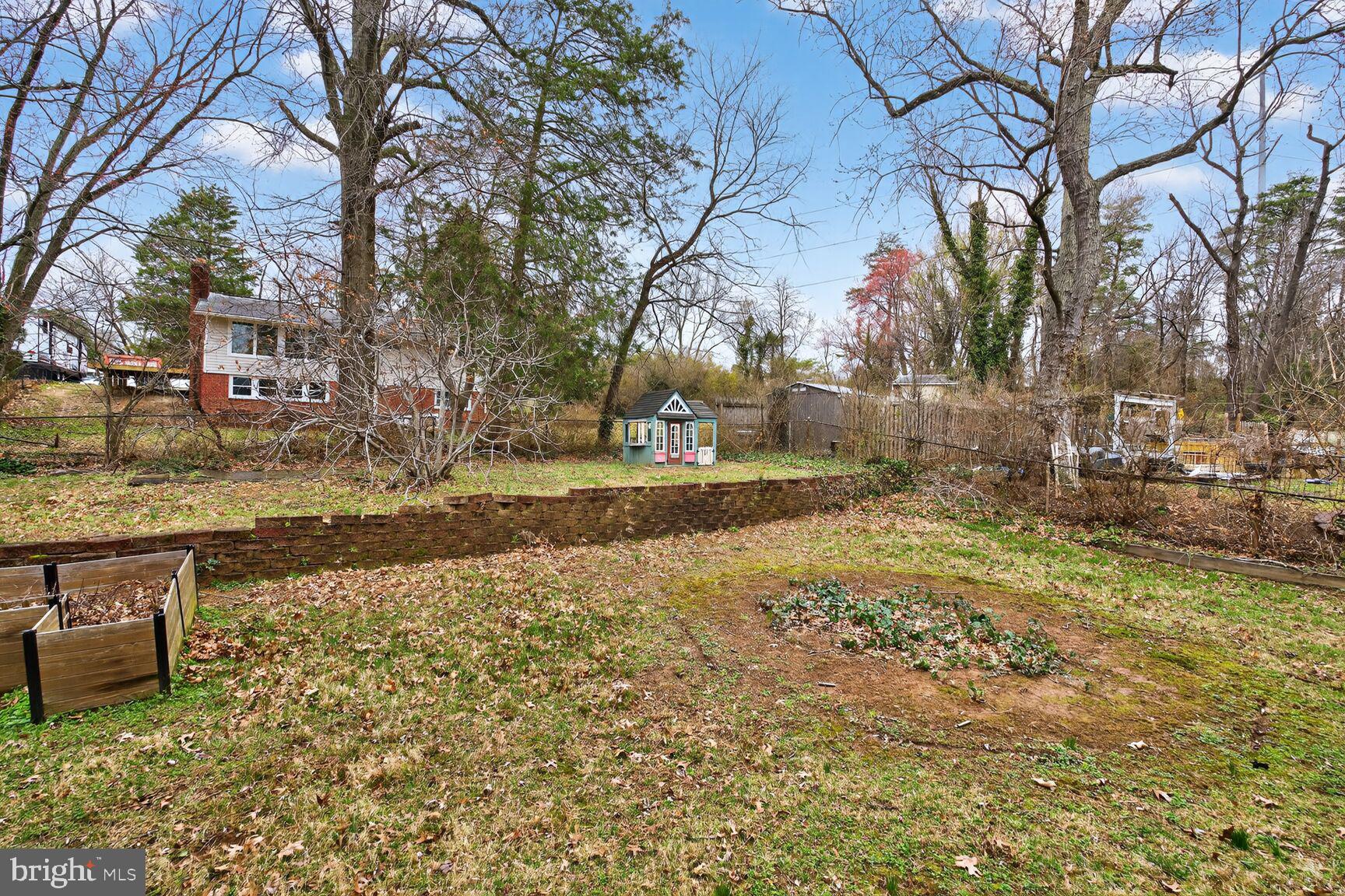 4406 Roundhill Road Alexandria, VA 22310 - Photo 41 of 48 a view of a yard with a house