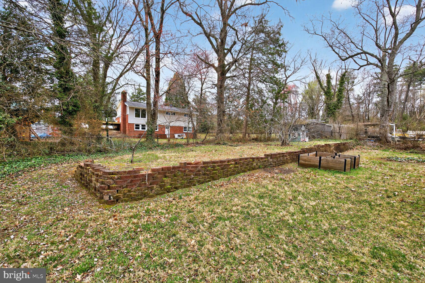 4406 Roundhill Road Alexandria, VA 22310 - Photo 43 of 48 a backyard of apartments with large trees