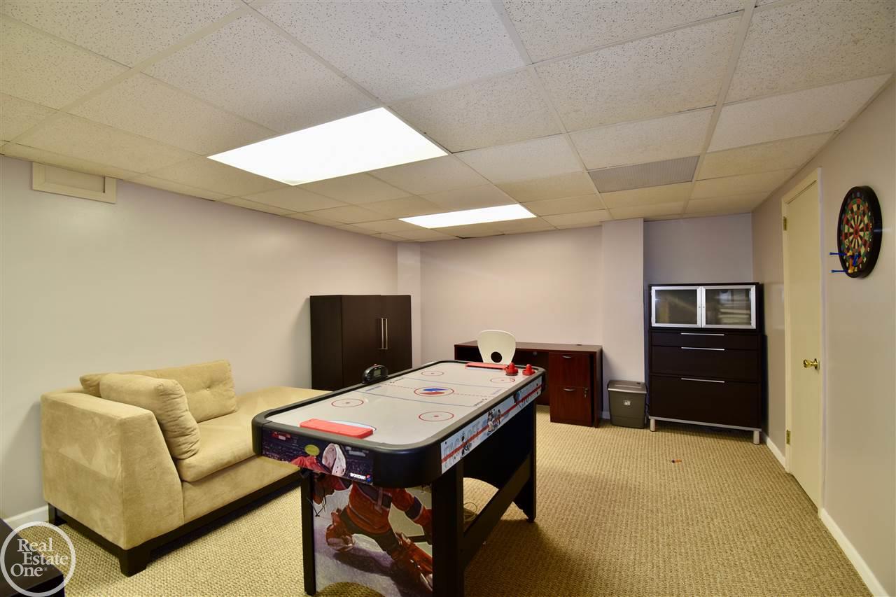 1280 North Oxford Road Grosse Pointe, MI 48236 - Photo 20 of 27 50008286-19.JPG