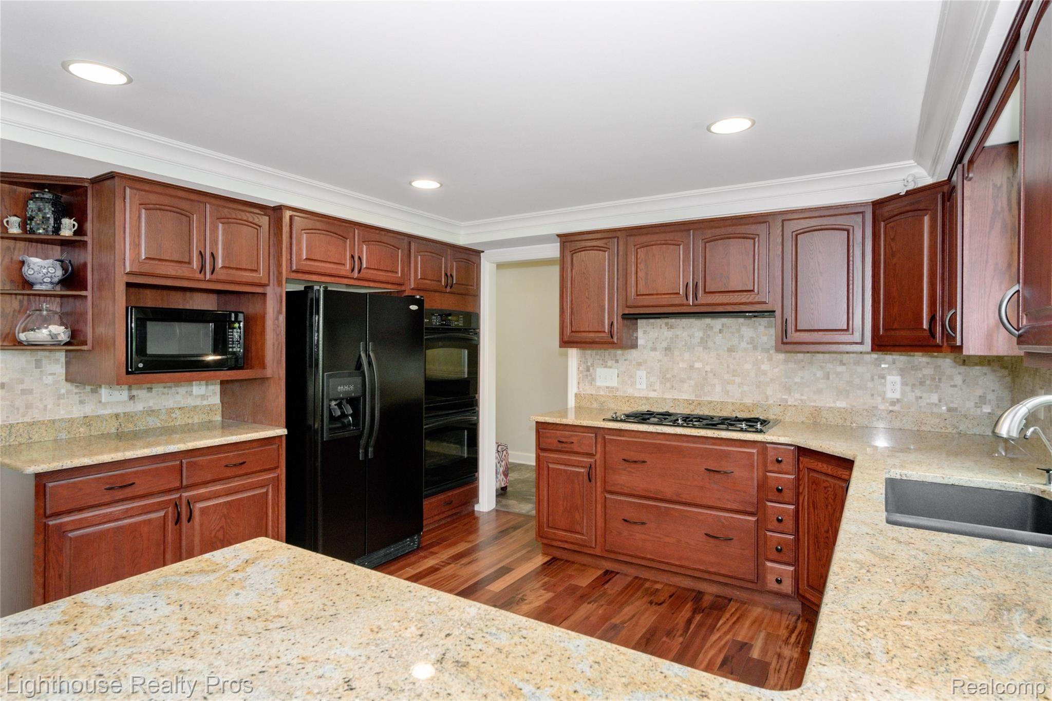 8773 Hyne Road Brighton, MI 48114 - Photo 15 of 38 Lots of cabinets and counter space