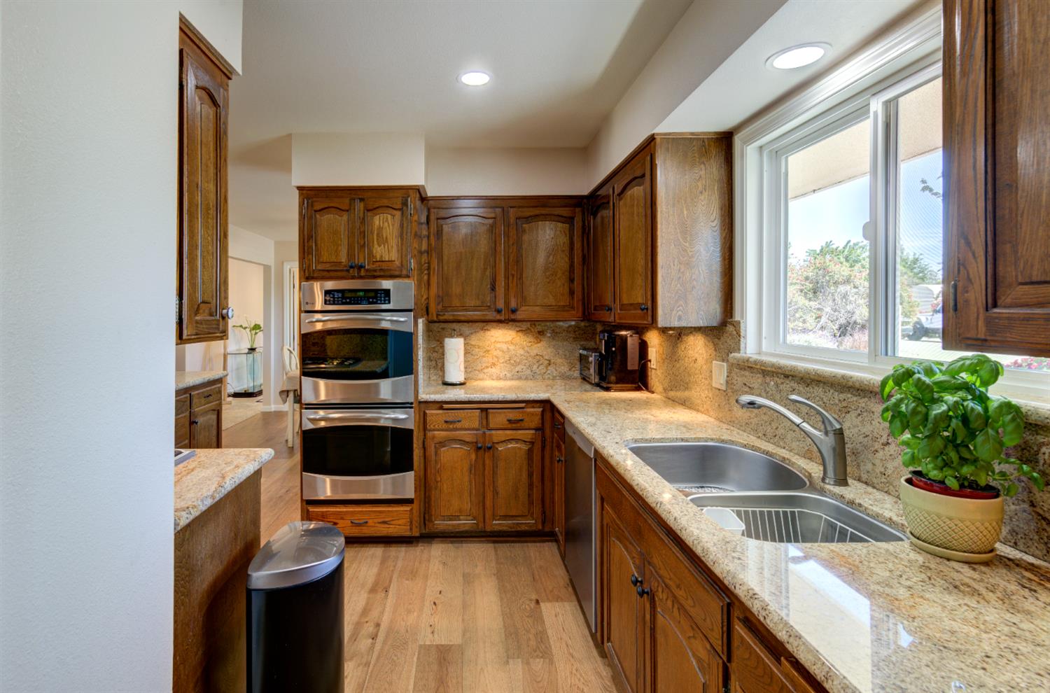 2004 South Renn Avenue Fresno, CA 93727 - Photo 13 of 33 Light bright and sunny kitchen.