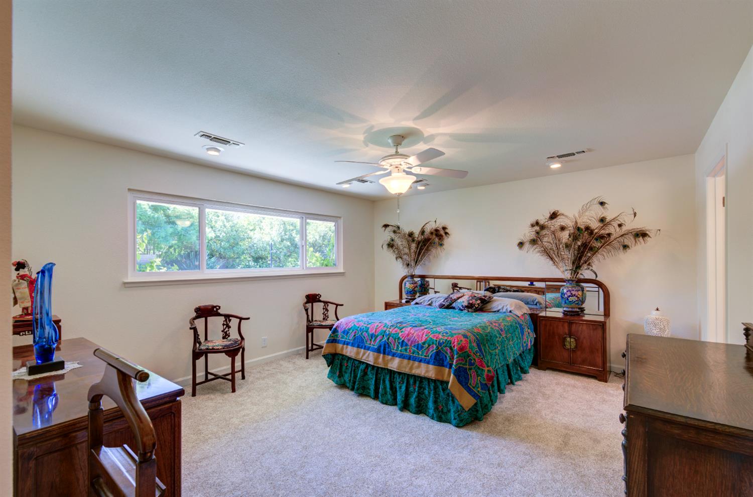 2004 South Renn Avenue Fresno, CA 93727 - Photo 17 of 33 Lots of room in this main bedroom with walk-in closets and a full bath.