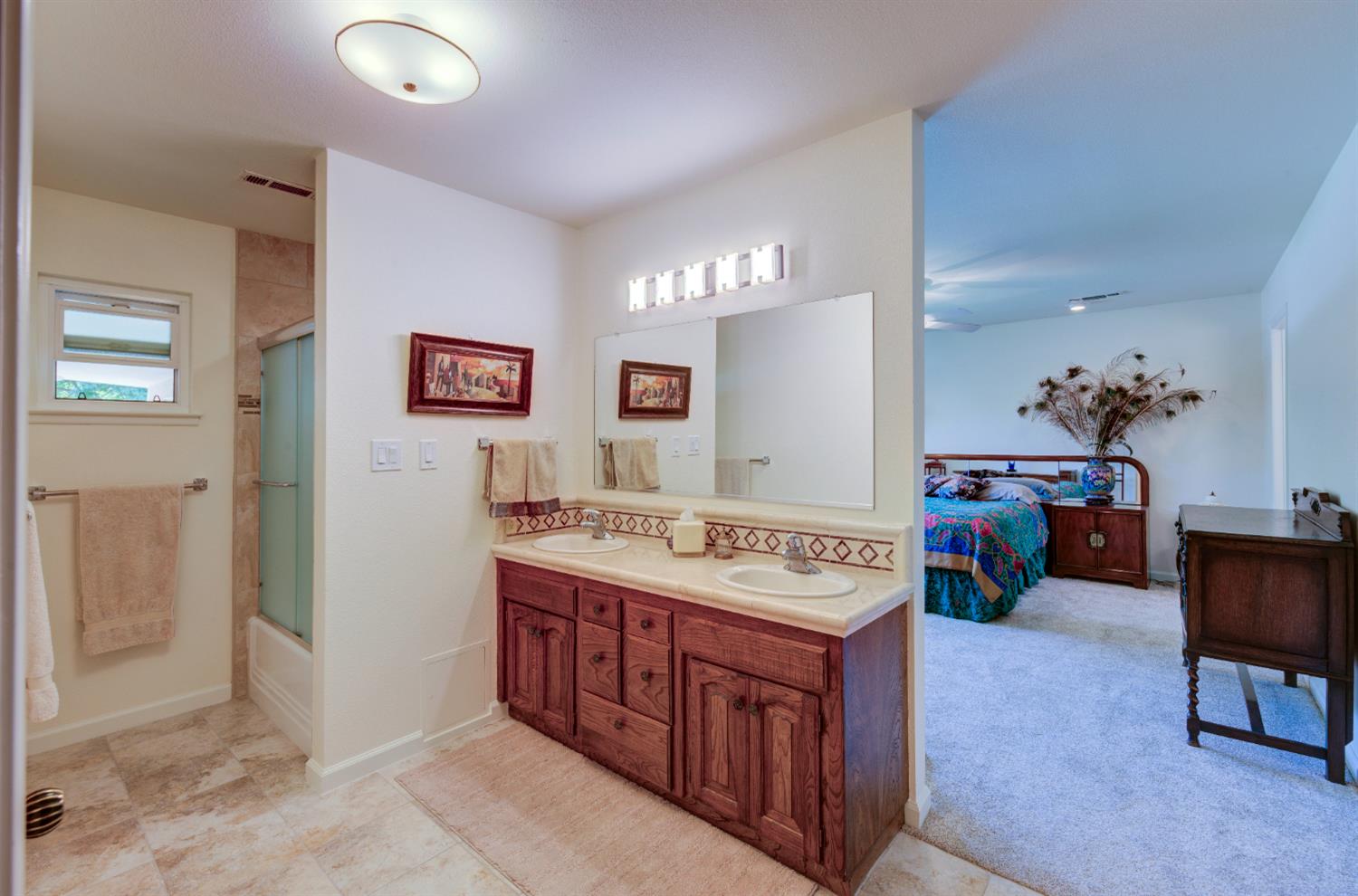 2004 South Renn Avenue Fresno, CA 93727 - Photo 18 of 33 Ensuite bathroom.