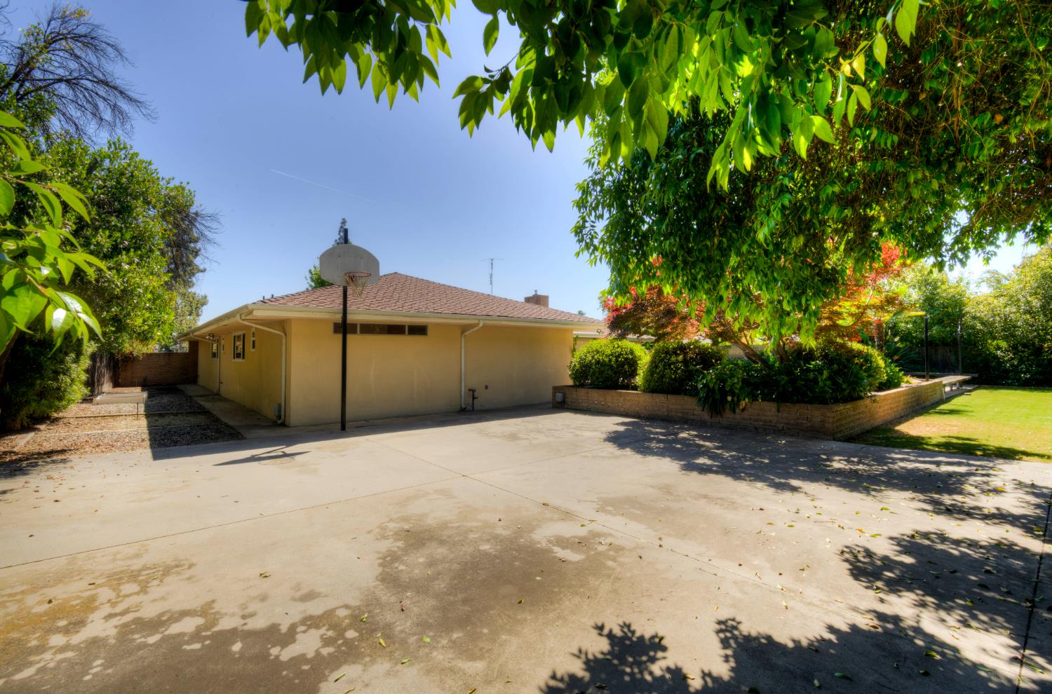 2004 South Renn Avenue Fresno, CA 93727 - Photo 26 of 33 Lots of room and your own basketball court.