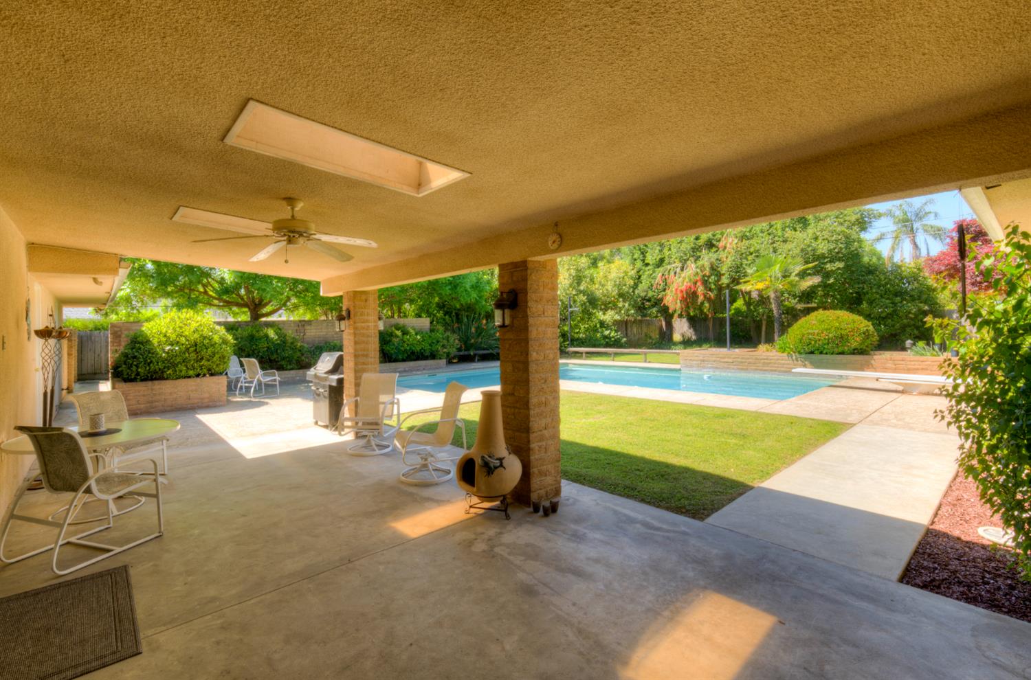 2004 South Renn Avenue Fresno, CA 93727 - Photo 27 of 33 Covered patio with skylights.