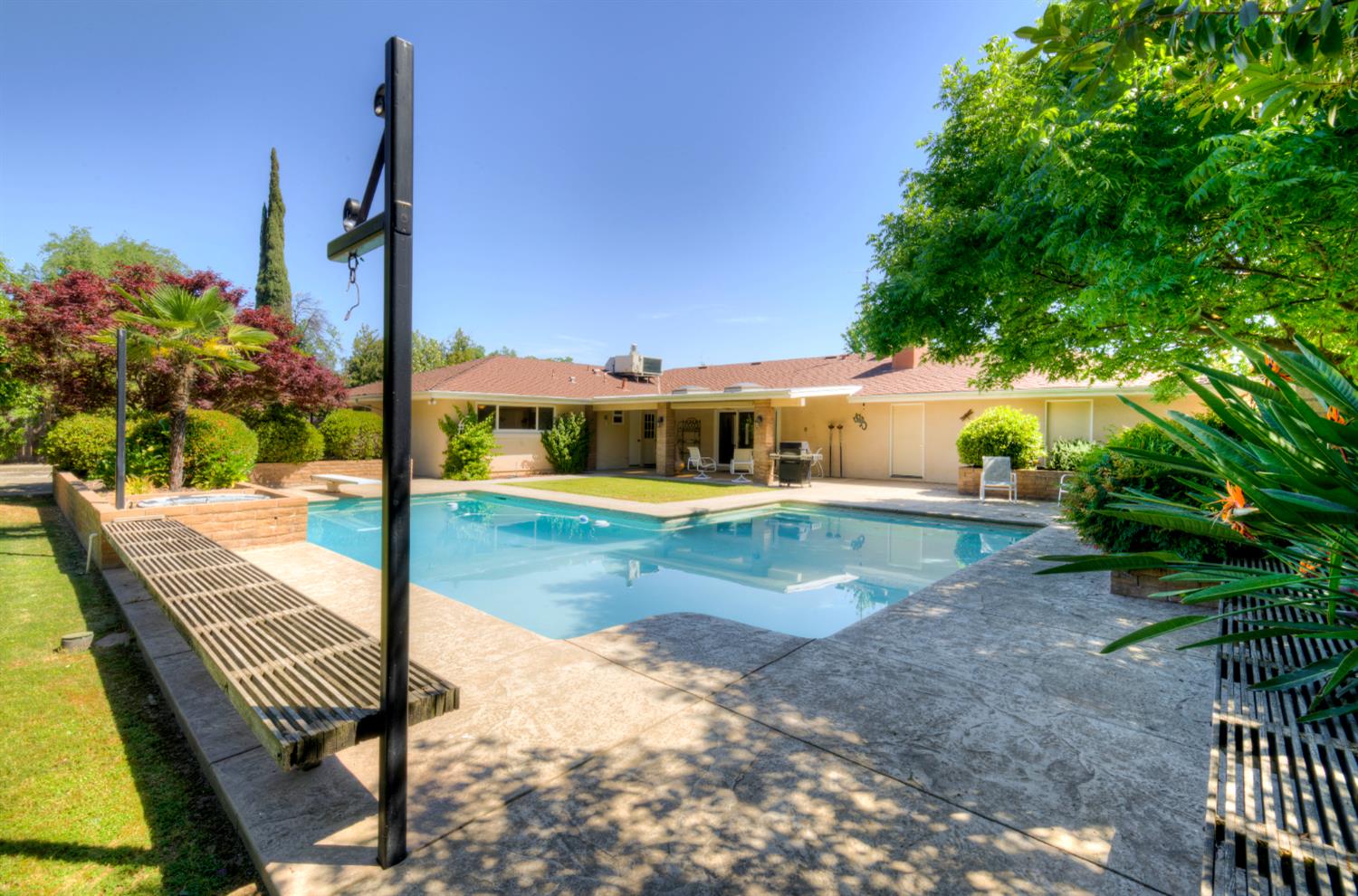 2004 South Renn Avenue Fresno, CA 93727 - Photo 3 of 33 The entertainer's back yard includes this pool area, a basketball court, RV parking and a great patio set up.