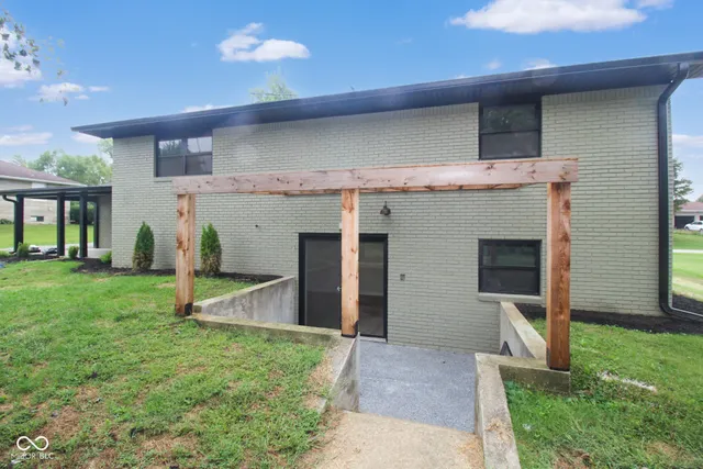 $364,000 | 8150 East Hoover Drive, Seymour, IN 47274