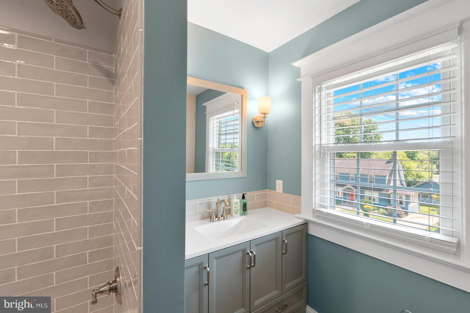 4302 Kensington Road Baltimore, MD 21229 - Photo 36 of 54 Upper level full bath