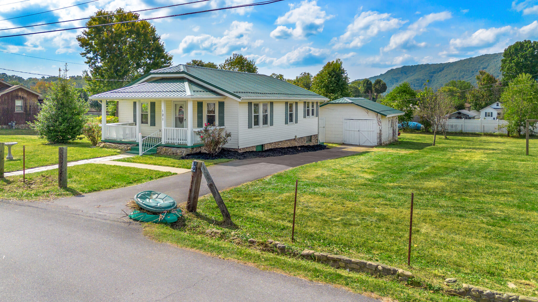 121 Witcher Street Erwin, TN 37650 - Photo 6 of 38 29