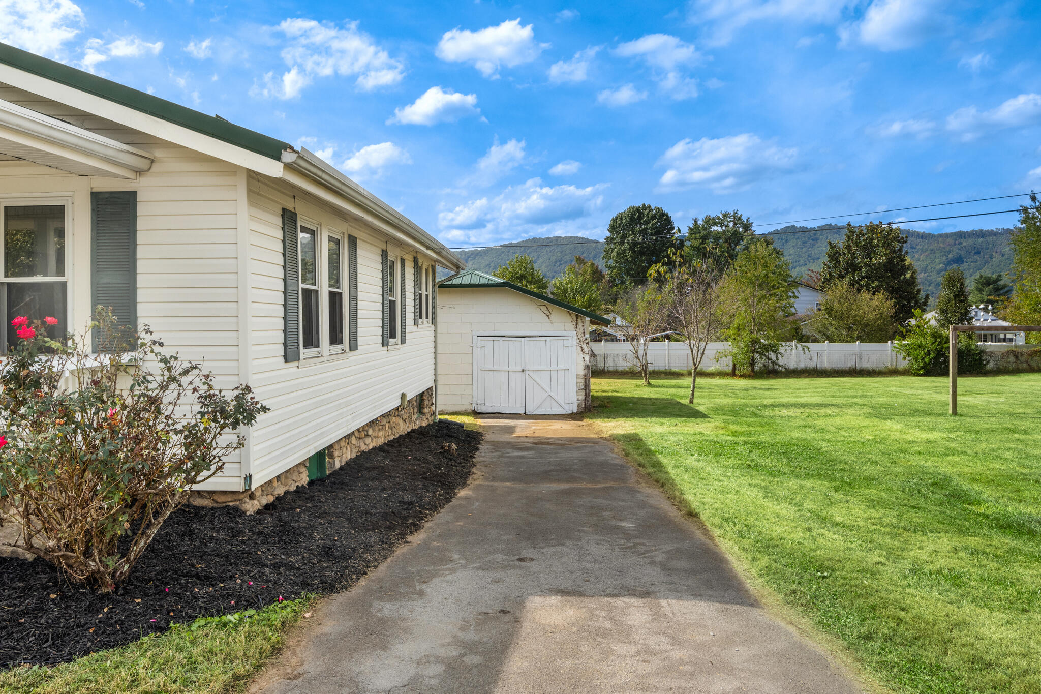 121 Witcher Street Erwin, TN 37650 - Photo 7 of 38 26