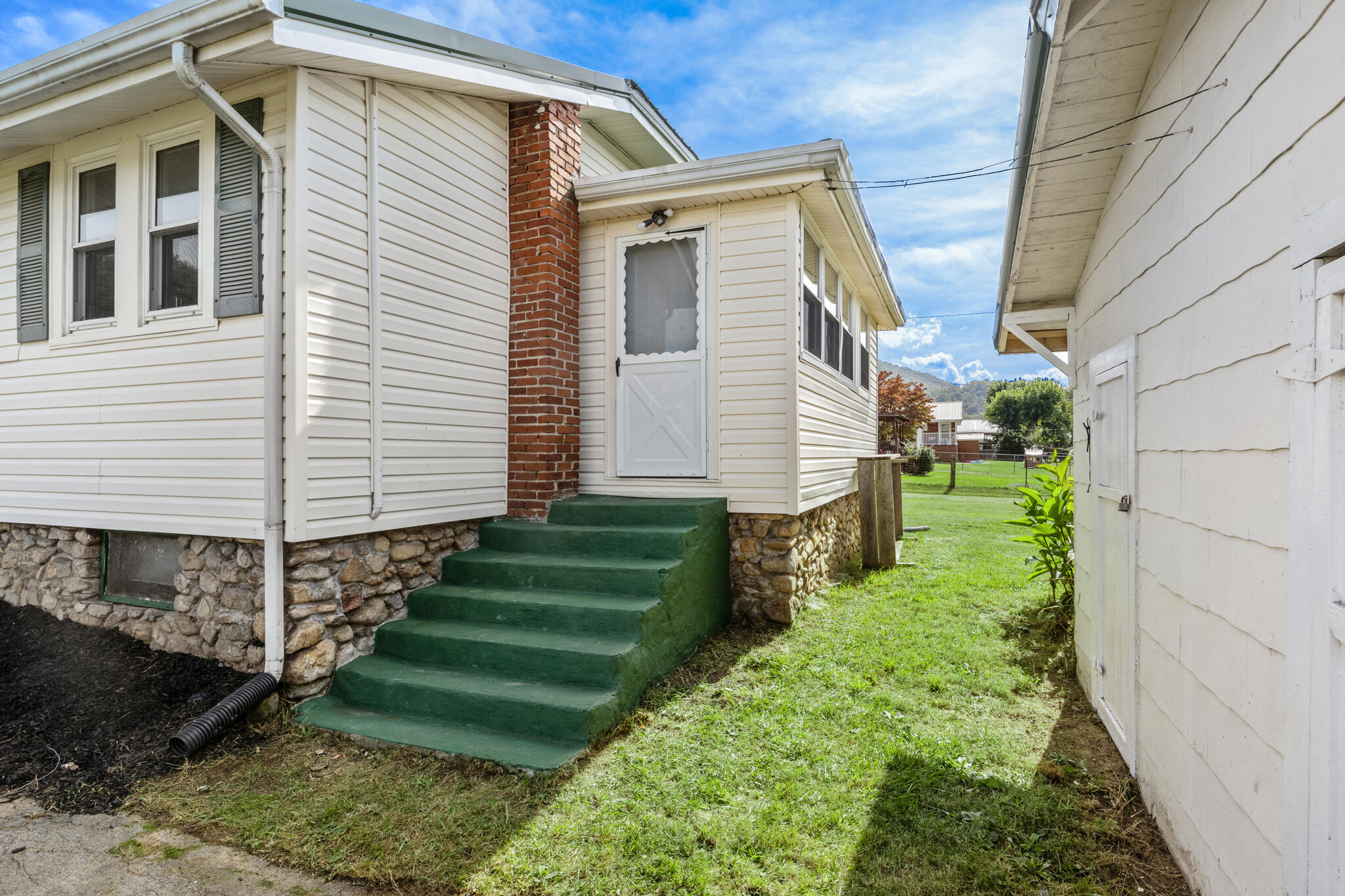 121 Witcher Street Erwin, TN 37650 - Photo 8 of 38 27