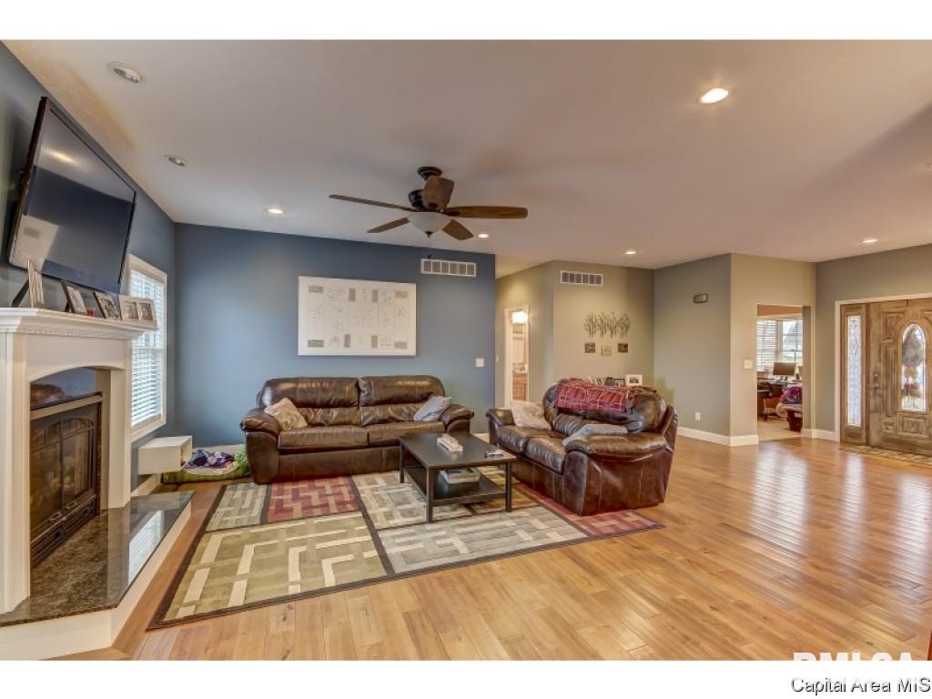 291 Bourbon Street Springfield, IL 62707 - Photo 9 of 36 Gallery Image 9