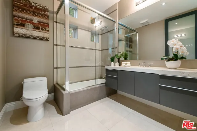 a view of entryway and hall