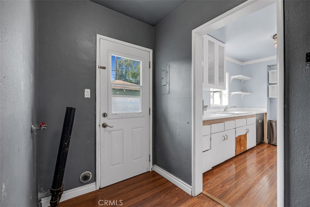 1625 North Maple Street Burbank, CA 91505 - Photo 18 of 30 a view of a bathroom with mirror and a sink