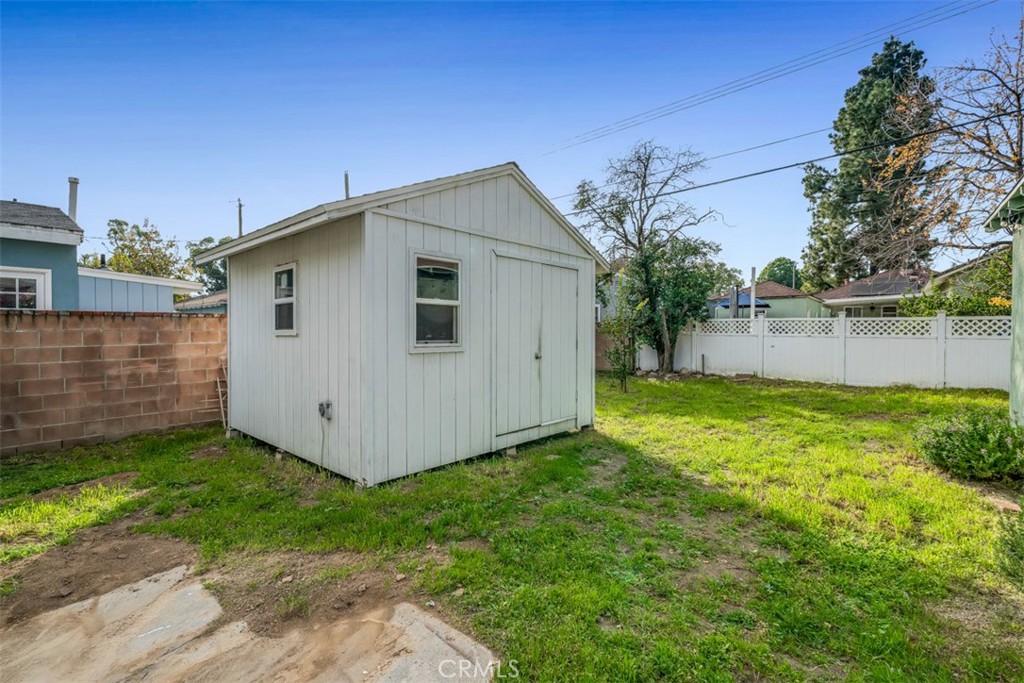 1625 North Maple Street Burbank, CA 91505 - Photo 26 of 30 a view of a backyard with a garden