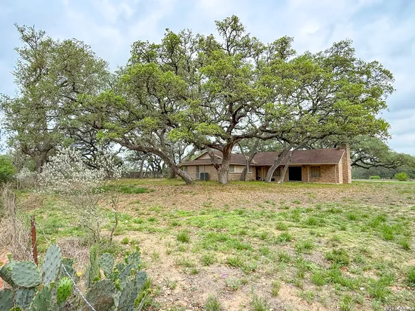 $250,000 | 175 Private Road 7744, Devine, TX 78016