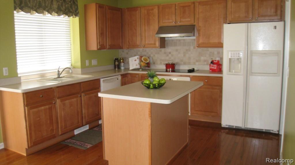 756 Enchantment Drive Rochester, MI 48307 - Photo 9 of 21 09 kitchen.jpg