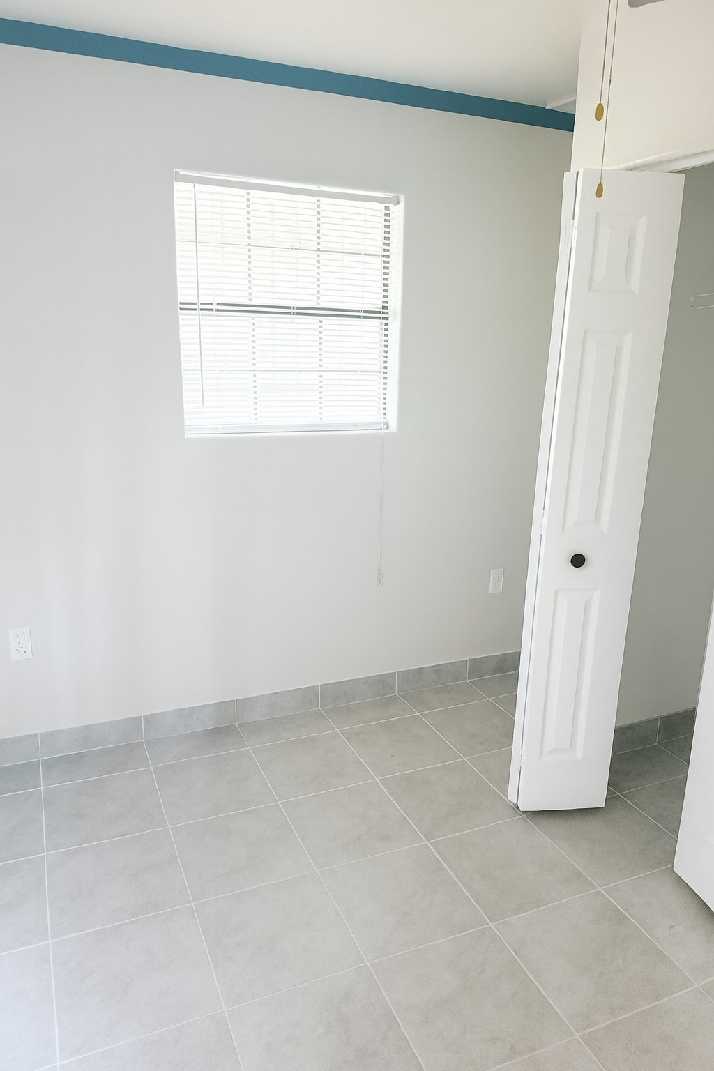 3335 Bandell Drive Houston, TX 77045 - Photo 13 of 16 an empty room with a window