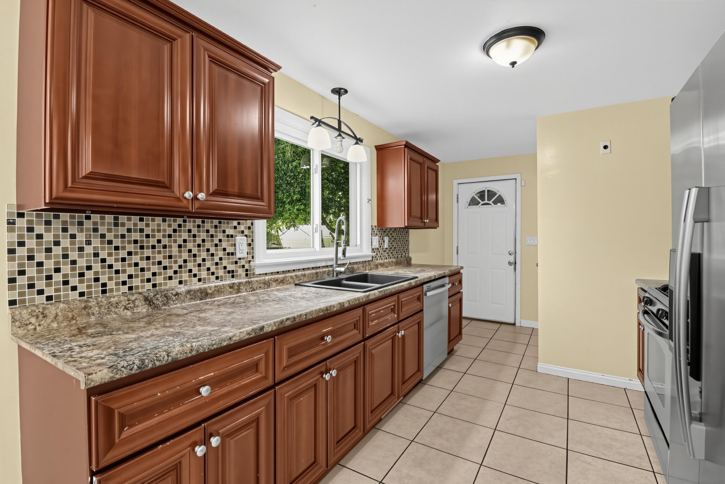 2605 James Boulevard Racine, WI 53403 - Photo 3 of 21 11_2605_James_Boulevard-Kitchen-5925