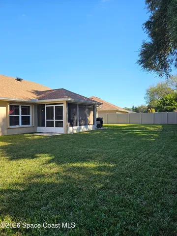 a view of a backyard