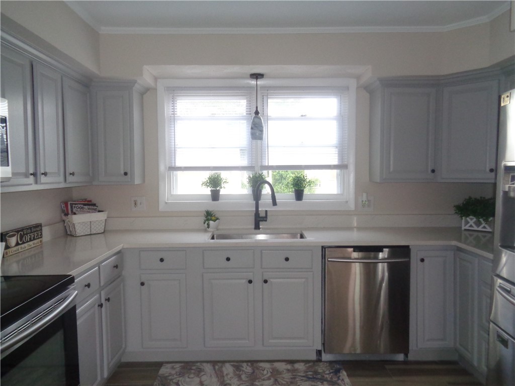 176 Vernon Street Warwick, RI 02889 - Photo 6 of 45