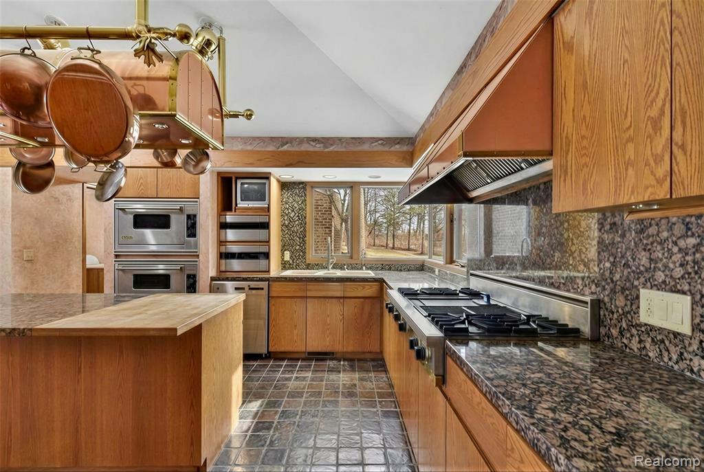 2551 Patterson Lake Road Pinckney, MI 48169 - Photo 31 of 95