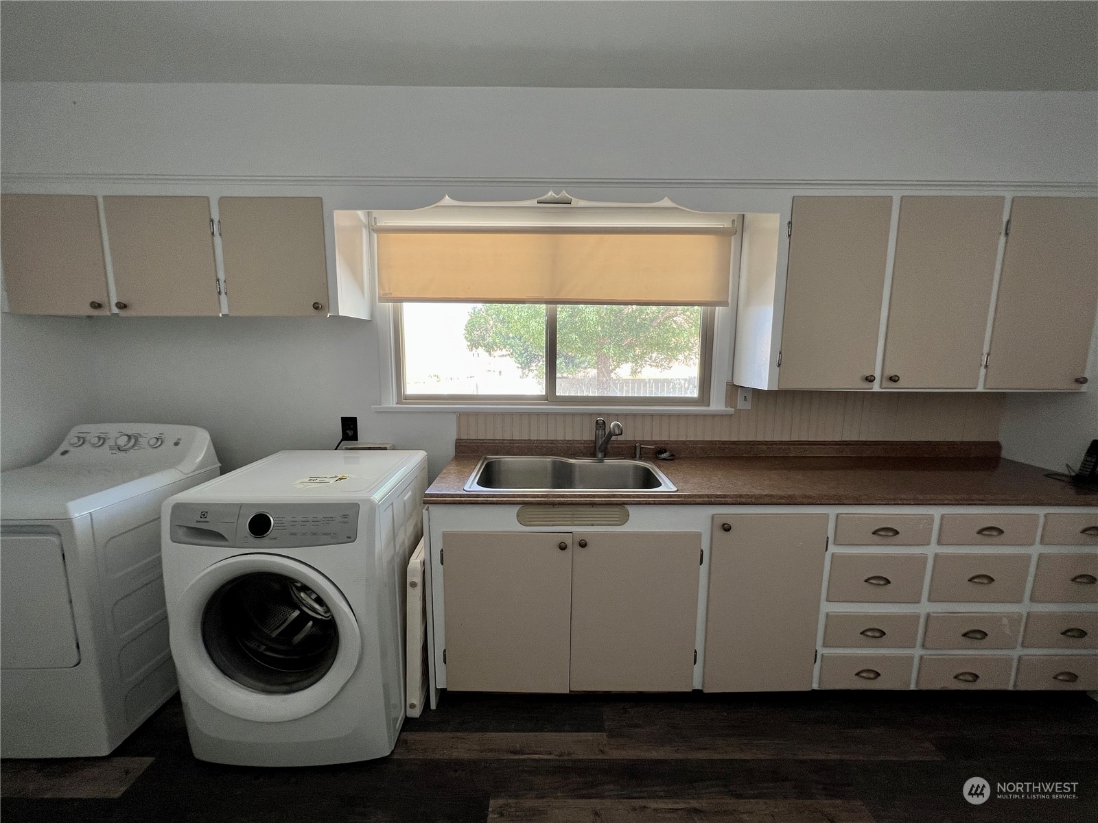152 Jackson Road Pomeroy, WA 99347 - Photo 18 of 40 a utility room with sink dryer and washer