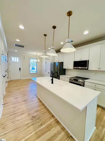 $399,900 | 9 Hawthorne Lane, Unit 104, Greenville, SC 29605