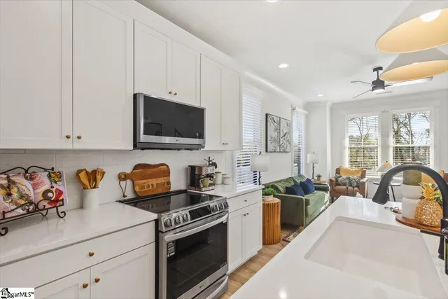 $399,900 | 9 Hawthorne Lane, Unit 104, Greenville, SC 29605