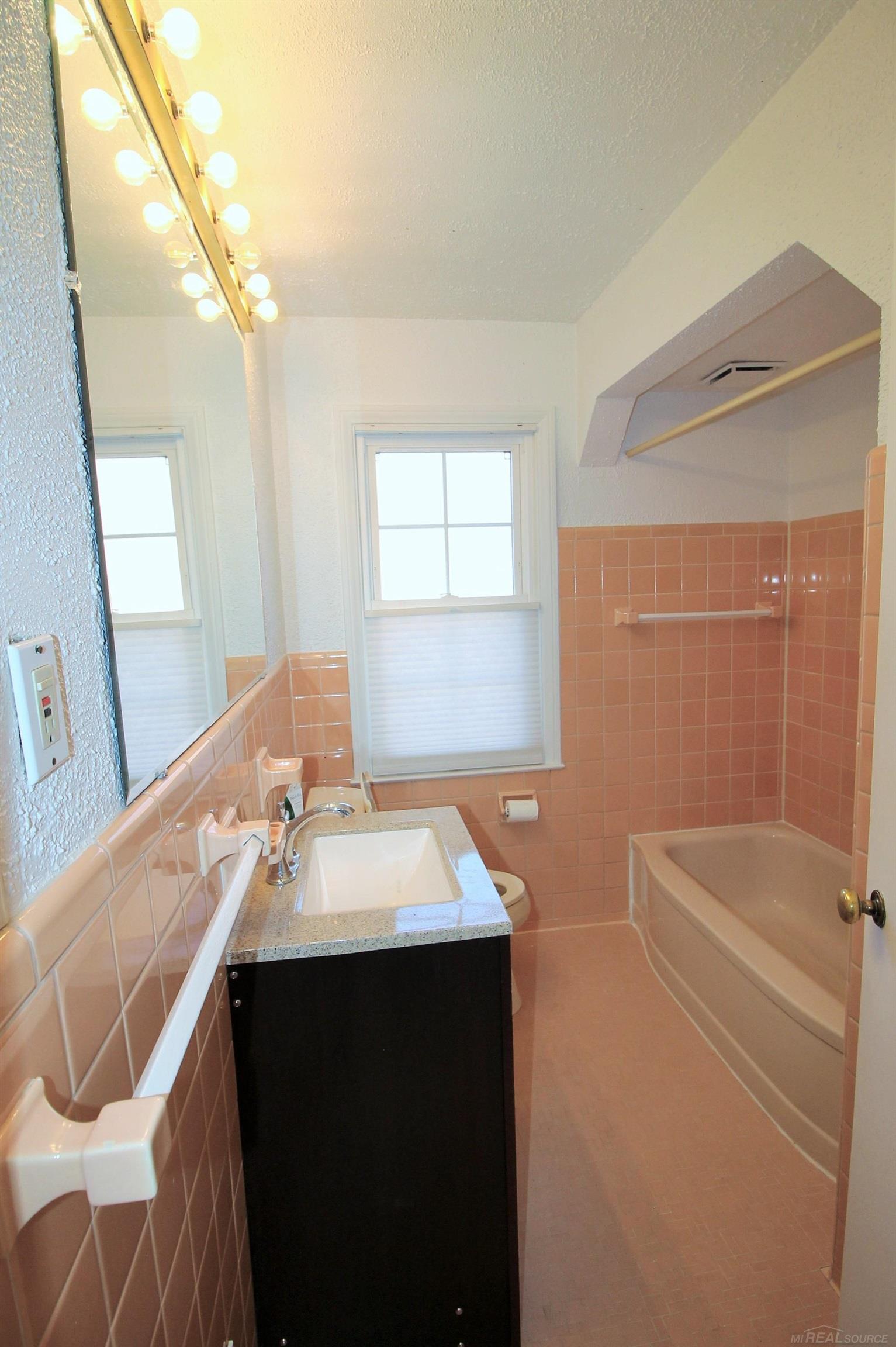 307-309 Rivard Boulevard Grosse Pointe, MI 48230 - Photo 29 of 41 50135199-01243bc2-2336-4bf1-a980-c513fbf29453.JPG