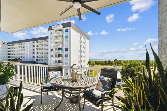 $567,000 | 5 Island Park Place, Unit 305, Dunedin, FL 34698