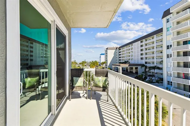 $567,000 | 5 Island Park Place, Unit 305, Dunedin, FL 34698