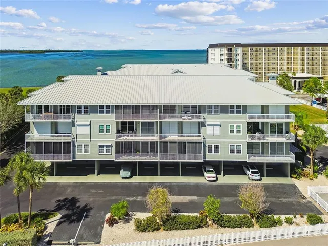 $567,000 | 5 Island Park Place, Unit 305, Dunedin, FL 34698