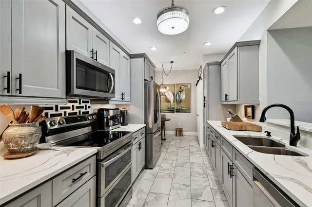 $567,000 | 5 Island Park Place, Unit 305, Dunedin, FL 34698