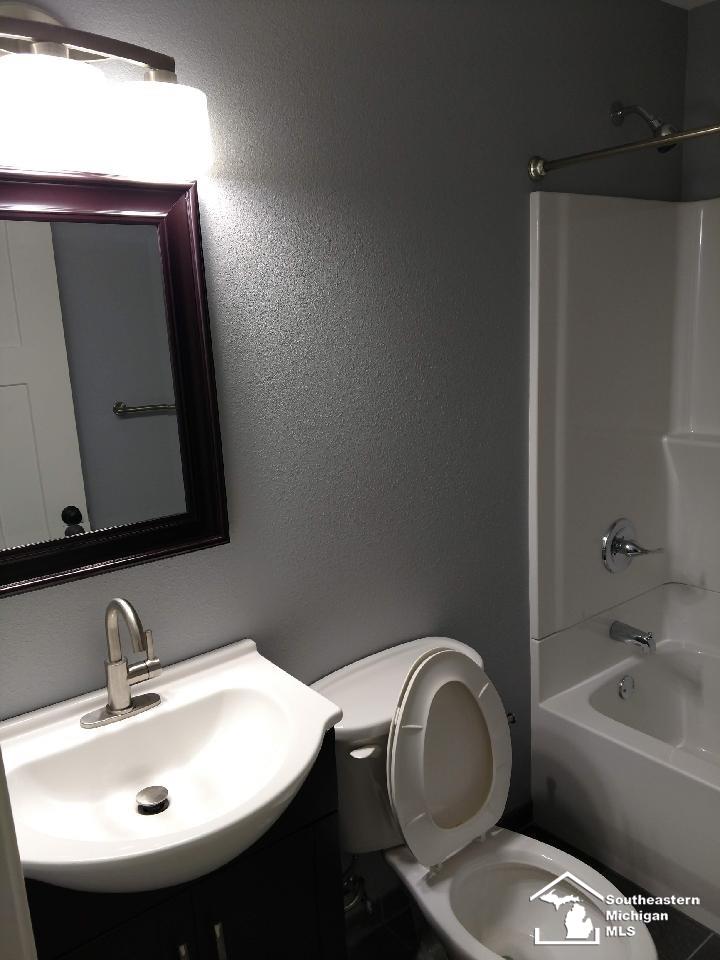 8212 Secor Road Lambertville, MI 48144 - Photo 4 of 10