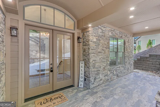 a view of entryway with livingroom