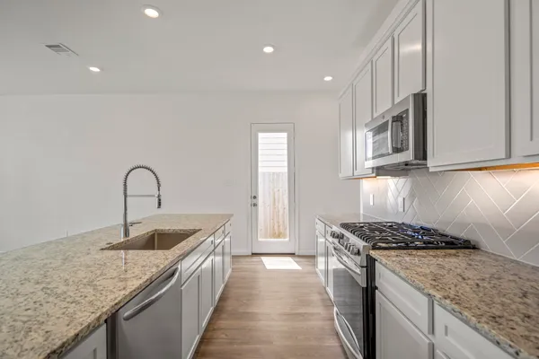 $2,100 | 613 Royal Arch Drive, Conroe, TX 77304
