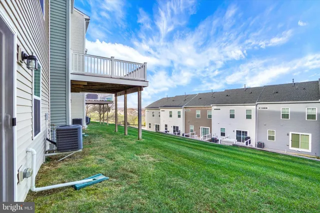 a view of a house with backyard and porch