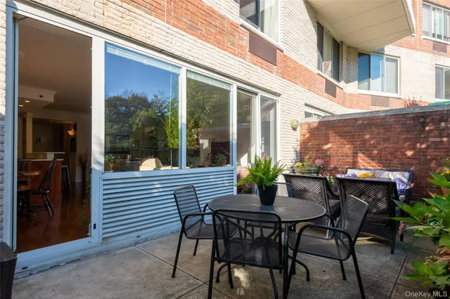 a view of a yard in front of house