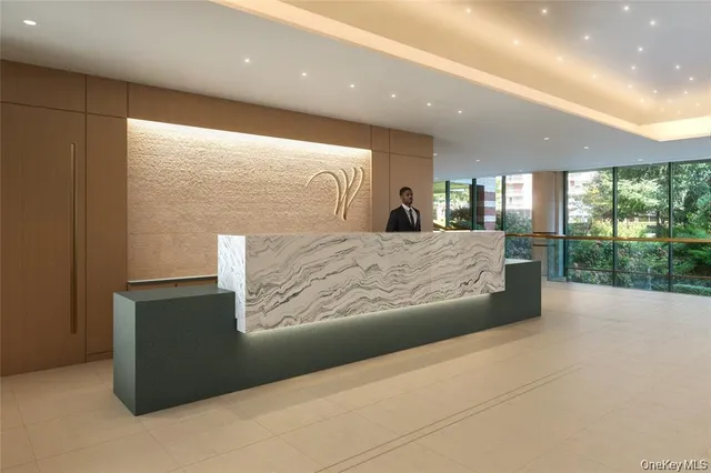 $1,100,000 | 100 Hilton Avenue, Unit M4, Garden City, NY 11530