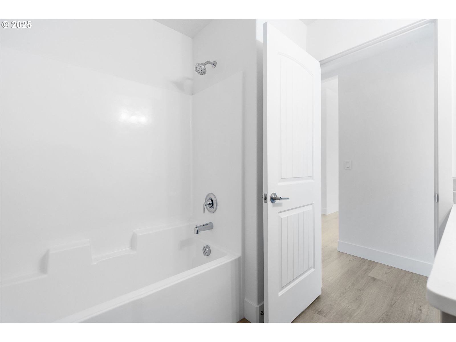 117 Tiber Street Boardman, OR 97818 - Photo 6 of 26 a bathroom with a bathtub